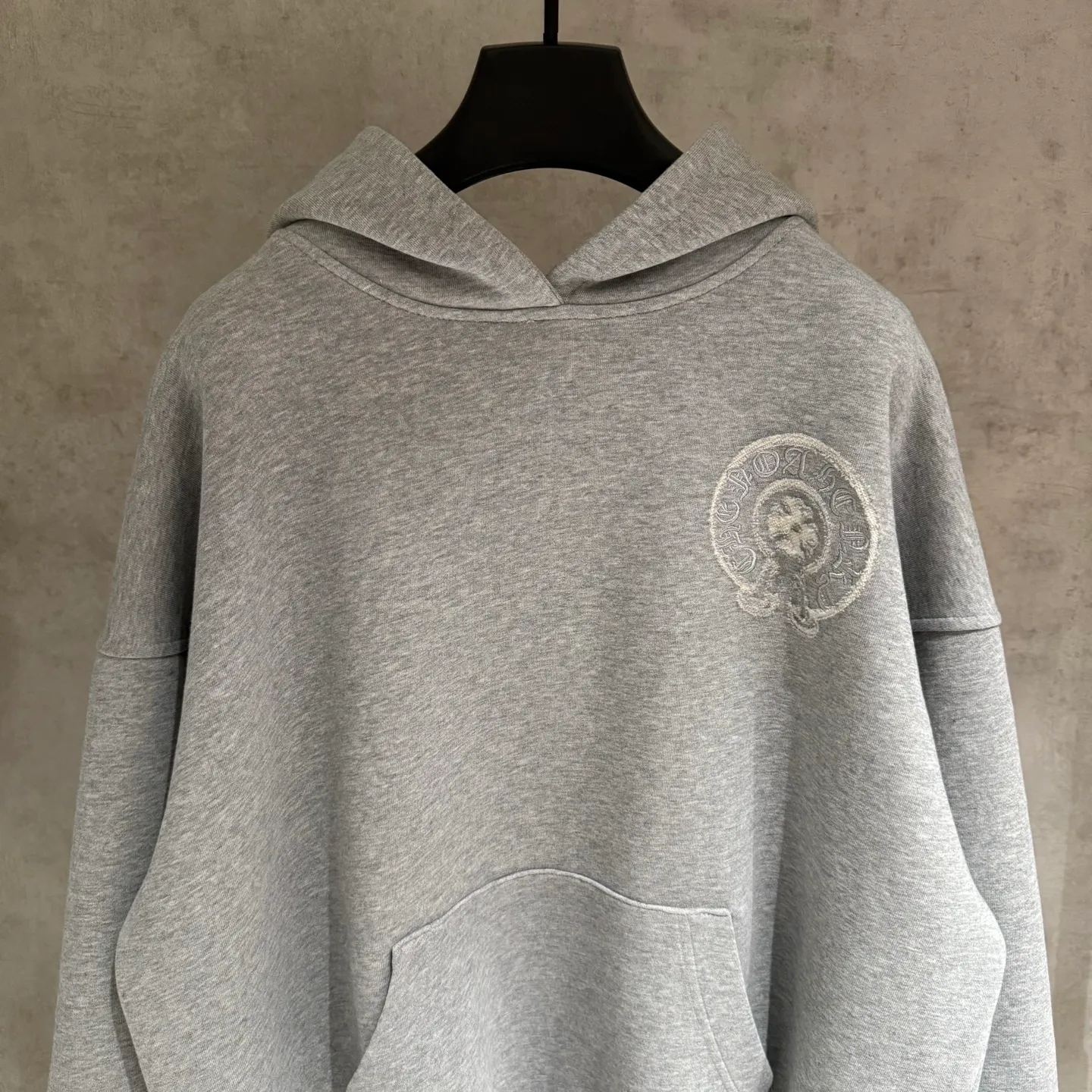 🅿️410 [Strict quality control] CH Croixin's new long-sleeved hooded sweatshirt. The fabric is made of heavy 480g double yarn fabric. Garment washing. Laser burning of the front and back panels. Garment washing. Loose fit. The fabric is stiff and stylish. It does not deform or shrink. Color: black, white, floral gray. Size: M-2xl